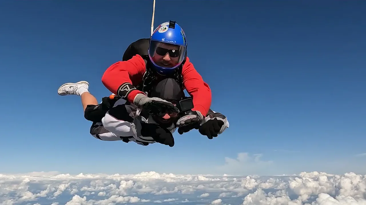 Tandemsprung im freien Fall über den Wolken beim früheren Mastermind-Event
