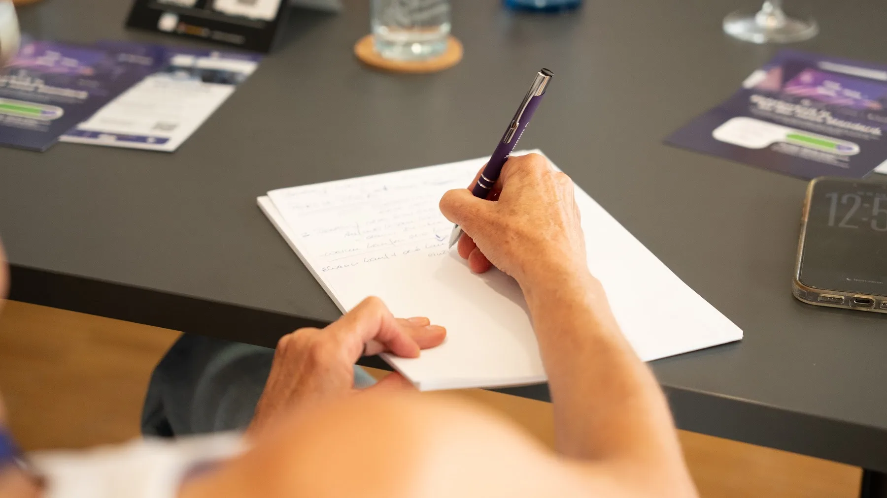 Eine Person macht sich beim Unternehmertag 2026 handschriftliche Notizen